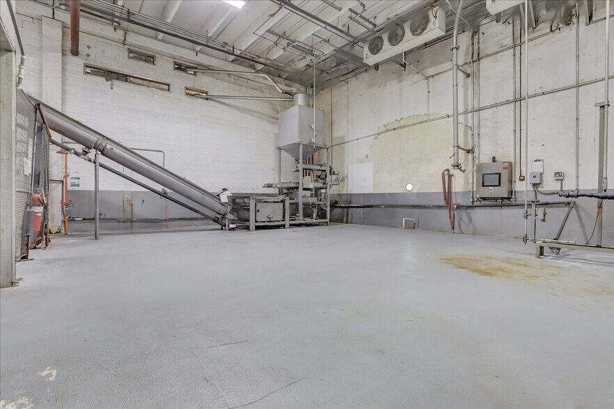 More Photos Of 901 E 66th St, Lubbock Manufacturing For Sale