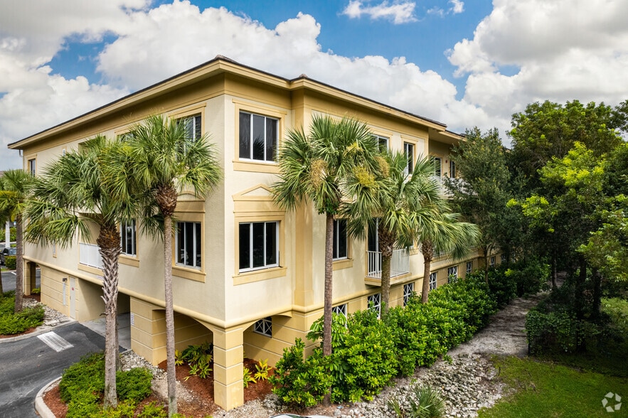 More Photos Of 1110 Pine Ridge Rd, Naples Office For Lease