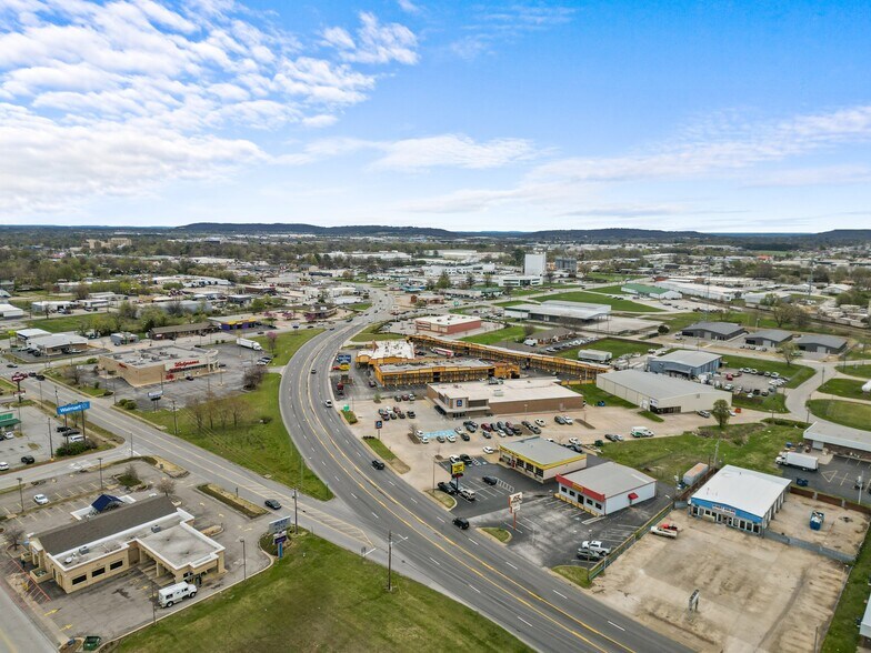 More Photos Of 2103 S Thompson St, Springdale Freestanding For Sale