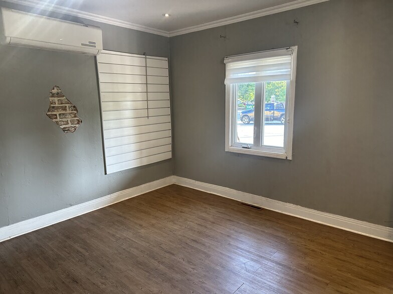 More Photos Of 40 Boul Grand, L'Île-Perrot General Retail For Lease