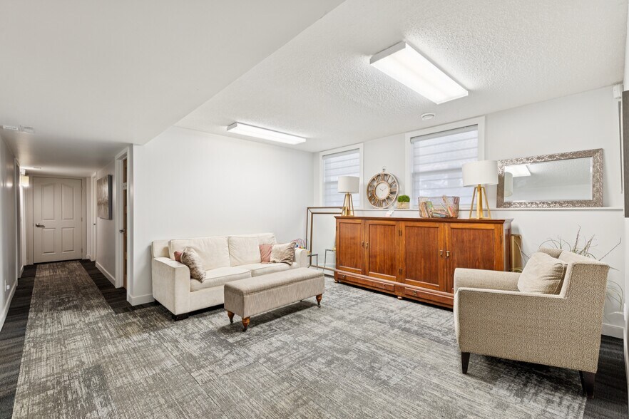 More Photos Of 2632 Crowchild Trl SW, Calgary Office For Sale