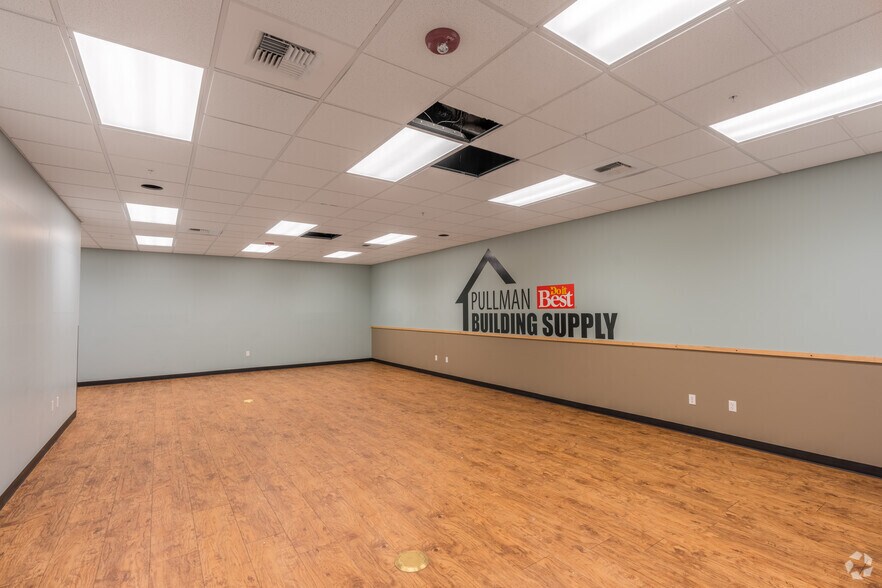 More Photos Of 400 SE Fairmount Dr, Pullman Department Store For Sale