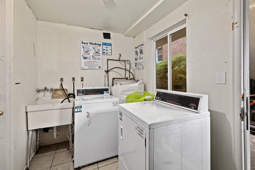 More Photos Of 1718 Summit Ave, Seattle Apartments For Sale