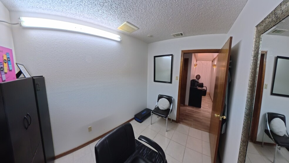 More Photos Of 1055 W Pioneer Pky, Grand Prairie Medical For Lease