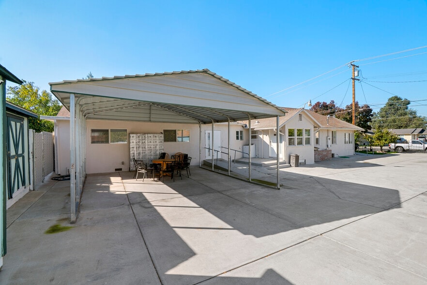 More Photos Of 431 W J St, Oakdale Assisted Living For Sale