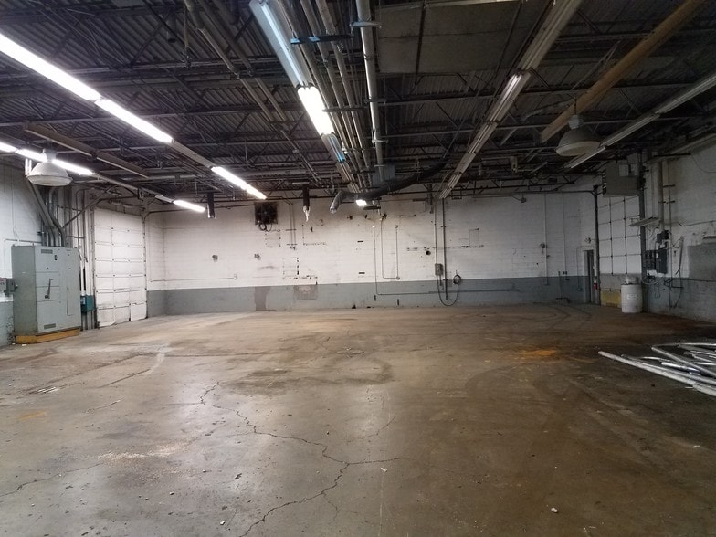 More Photos Of 2633 Kaneville Ct, Geneva Warehouse For Lease