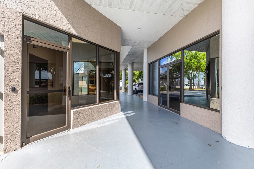 More Photos Of 1425 Viscaya Pky, Cape Coral Office For Lease