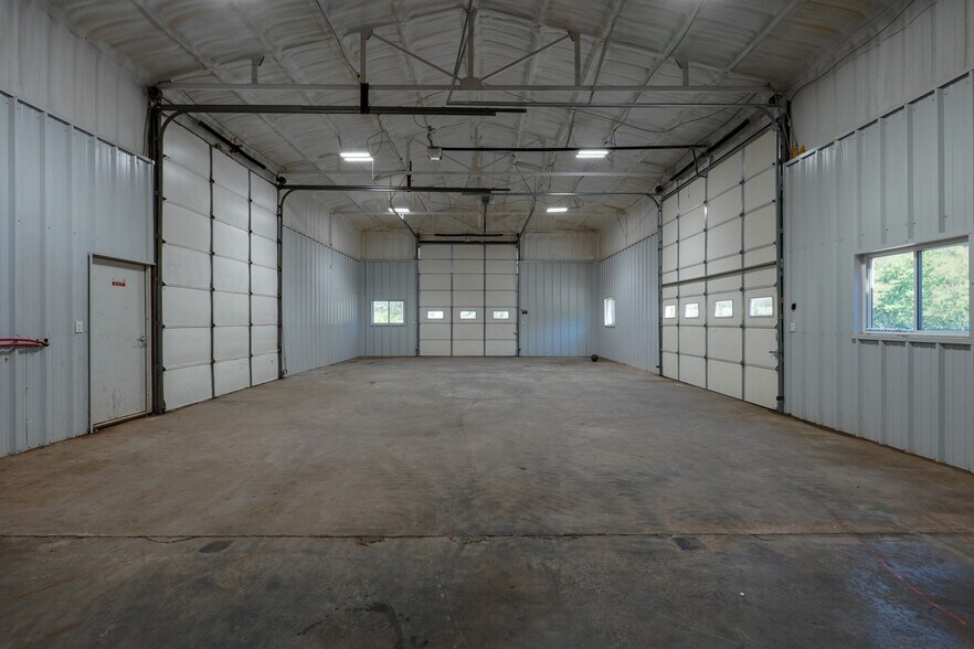 More Photos Of 352247 E 1040, Prague Auto Repair For Lease