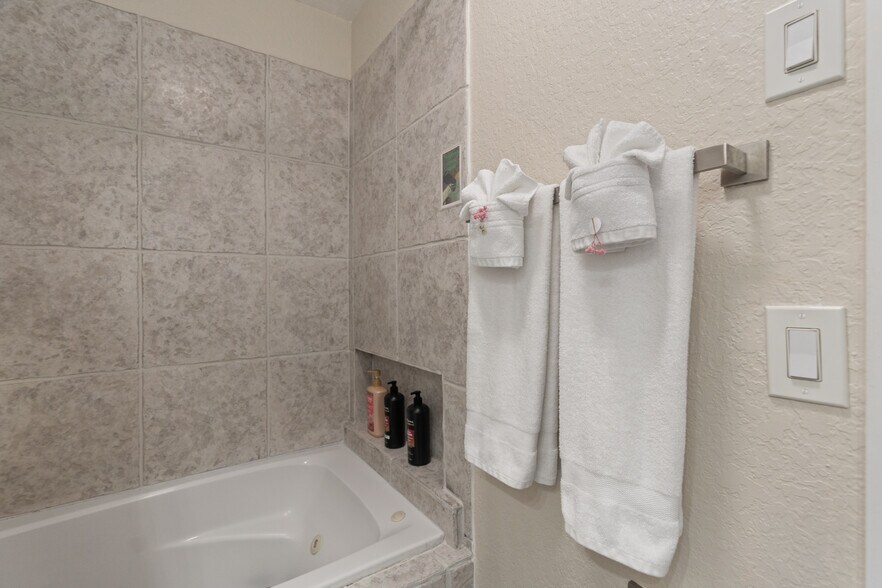 More Photos Of 1520 NE 51st St, Fort Lauderdale Apartments For Sale