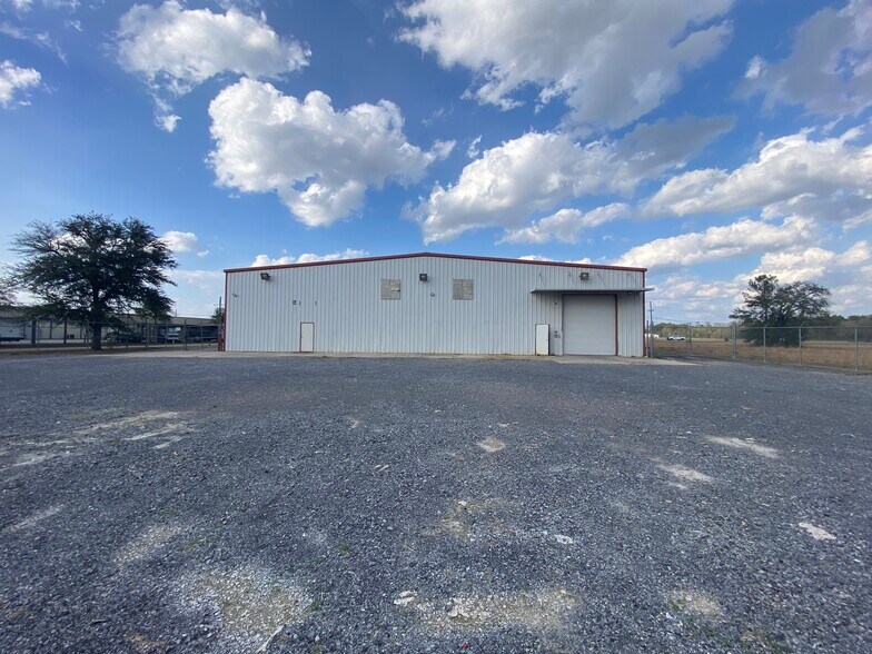 More Photos Of 19146 Highway 190 E, Hammond Warehouse For Lease