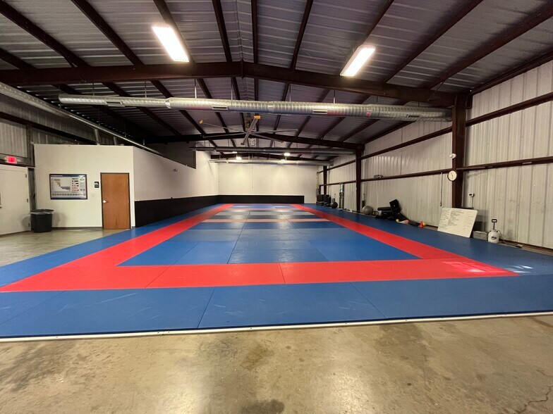 More Photos Of 5108 Wilson Rd, Fort Worth Flex For Lease