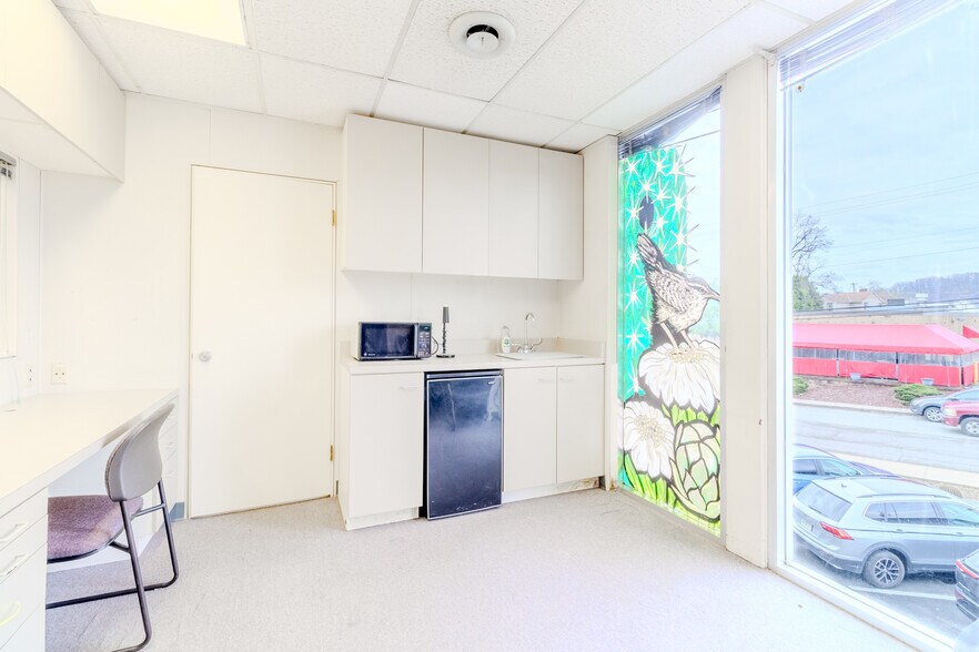 More Photos Of 346 Freeport Rd, New Kensington Medical For Lease