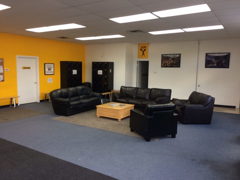 More Photos Of 311 Page Blvd, Springfield Warehouse For Lease