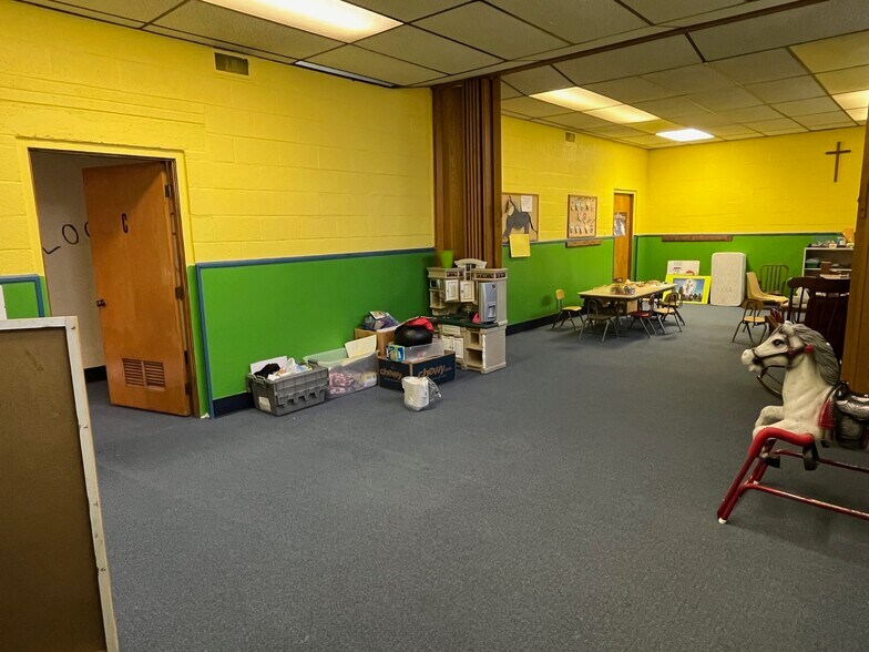 More Photos Of 8400 Park Ave, Allen Park Religious Facility For Lease