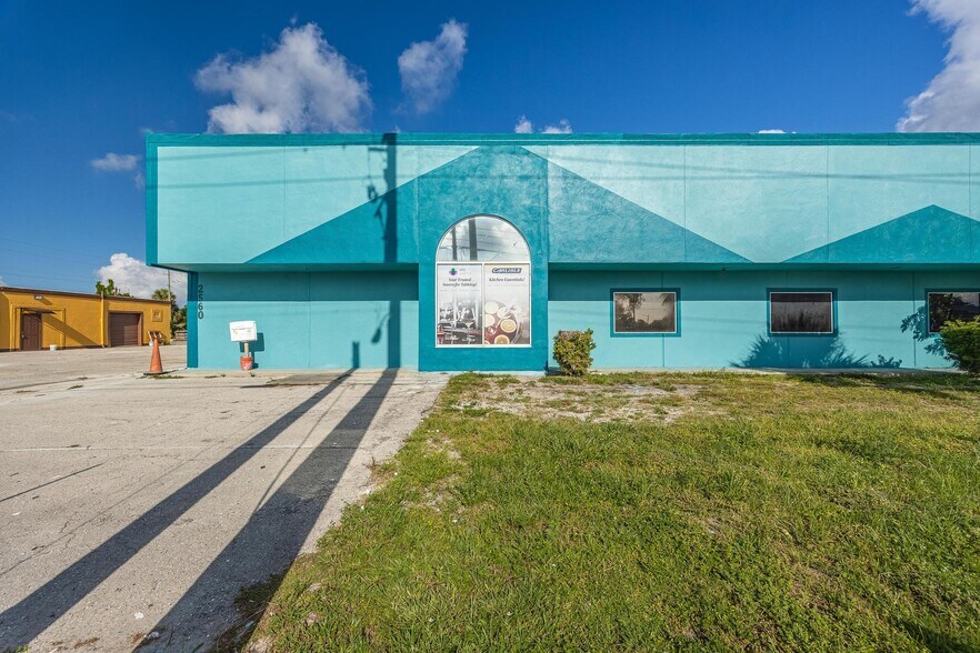 More Photos Of 2546-2578 Fowler St, Fort Myers Warehouse For Lease