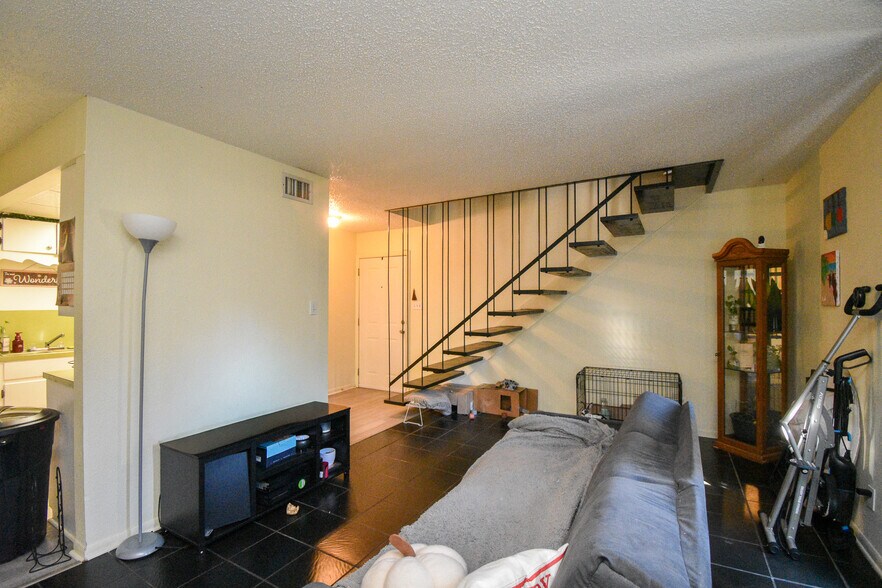 More Photos Of 1805 Rosemary Ave, Victoria Apartments For Sale