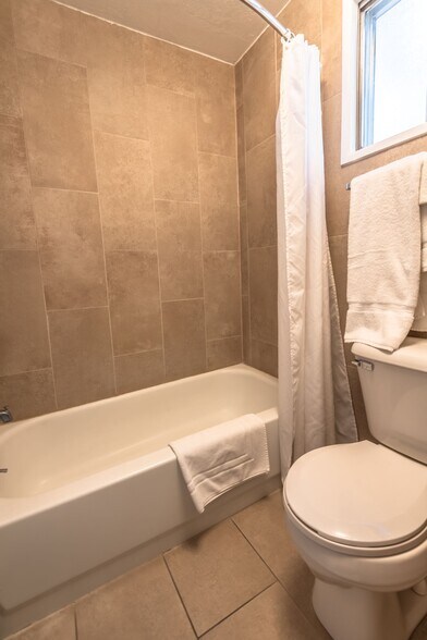 More Photos Of 1809 N 16th St, Wheatland Hotel For Sale