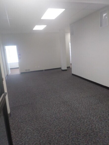 More Photos Of 498 Inman Ave, Colonia Office For Lease