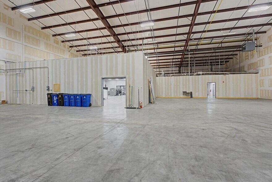 More Photos Of 1300 W Hudson Rd, Rogers Warehouse For Lease