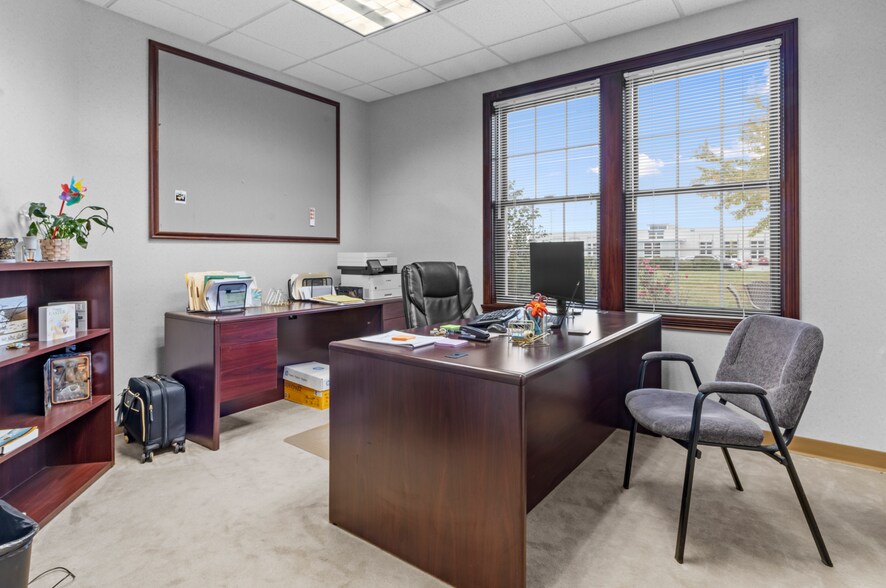 More Photos Of 9963 Crosspoint Blvd, Indianapolis Office For Sale