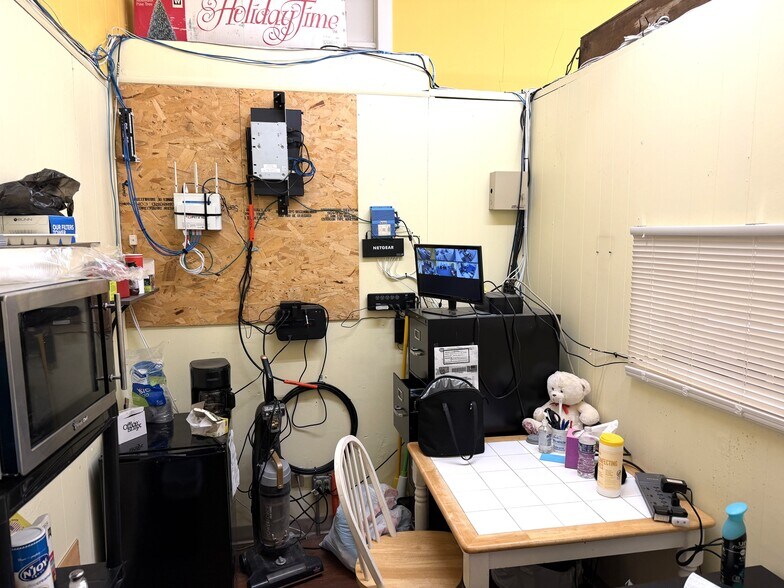 More Photos Of 1030 S Main St, Rockford Loft Creative Space For Sale