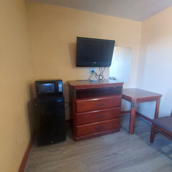 More Photos Of 1041 Westpoint Ave, Colorado City Hotel For Sale