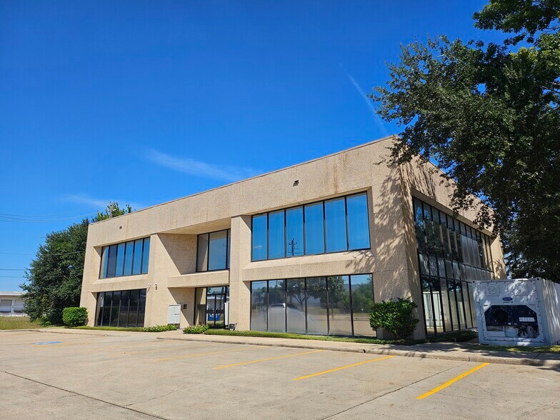 More Photos Of 7070 W 43rd St, Houston Office For Sale