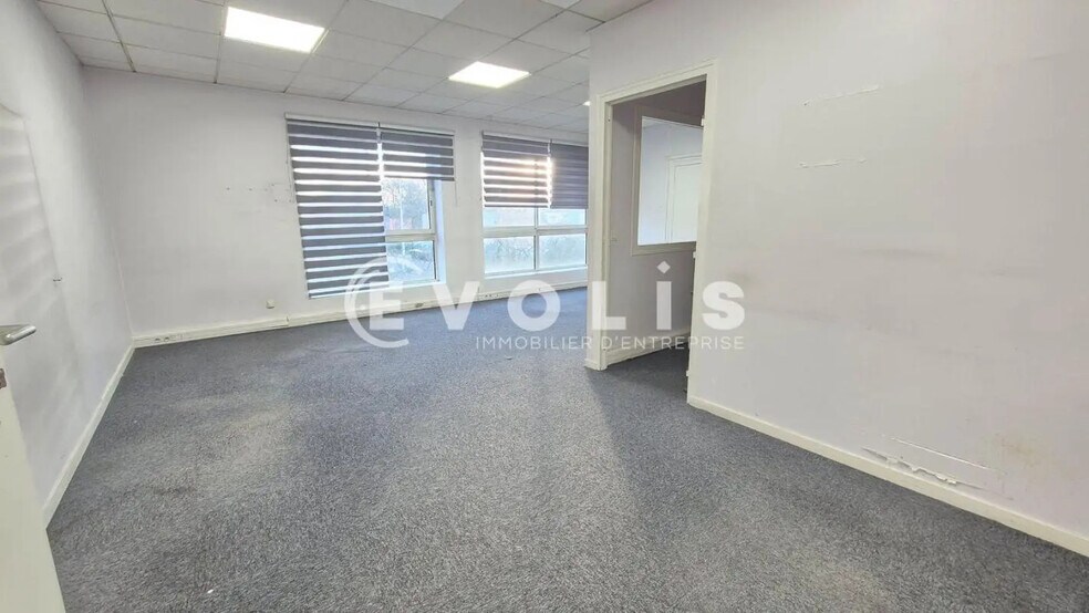 More Photos Of 11 Rue De La Mare Blanche, Noisiel Flex For Lease