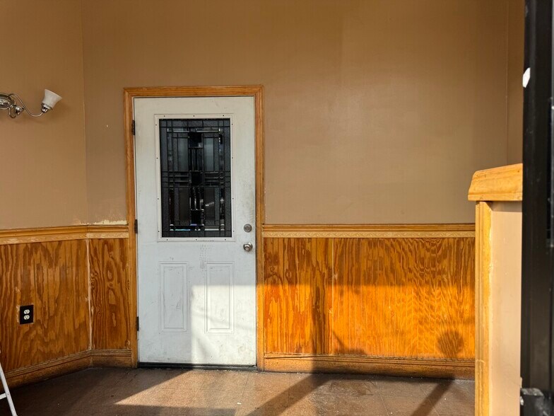 More Photos Of 413 Hawthorne Ave, Newark General Retail For Lease