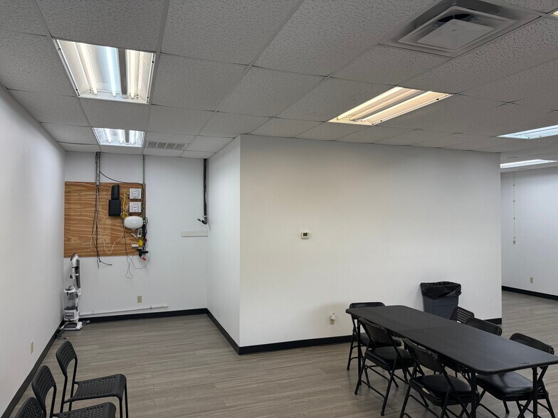 More Photos Of 109 Industrial Blvd, Austin Warehouse For Lease