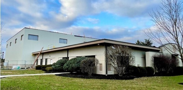 More Photos Of 3620 Quakerbridge Rd, Hamilton Showroom For Sale