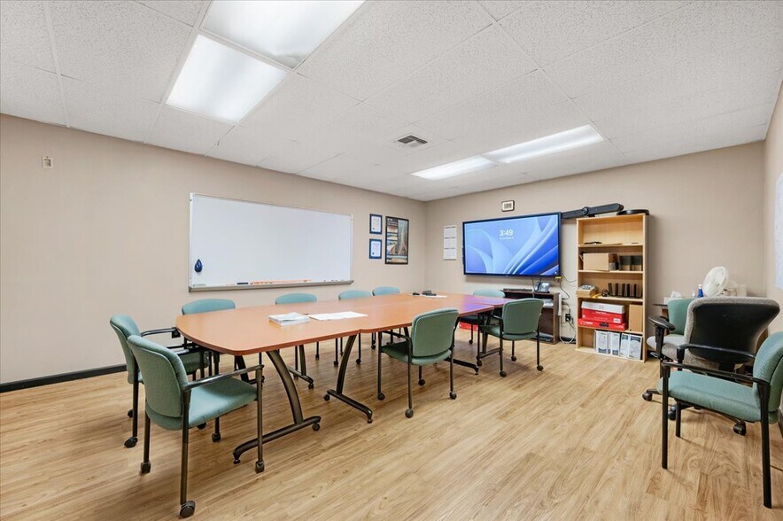 More Photos Of 339 W D St, Lemoore Storefront For Sale