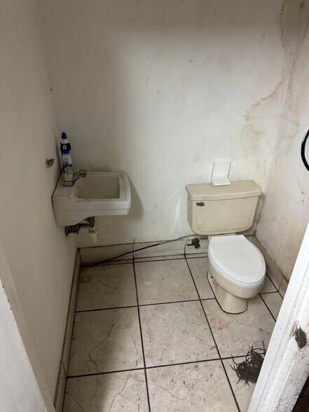 More Photos Of 2925 W Columbus Dr, Tampa Freestanding For Sale