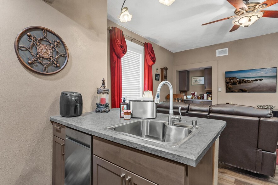 More Photos Of 1024 W Main St, Leesburg Storefront Retail Residential For Sale