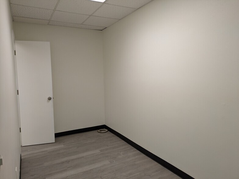 More Photos Of 1434-1436 Chambers Rd, Saint Louis Veterinarian Kennel For Sale