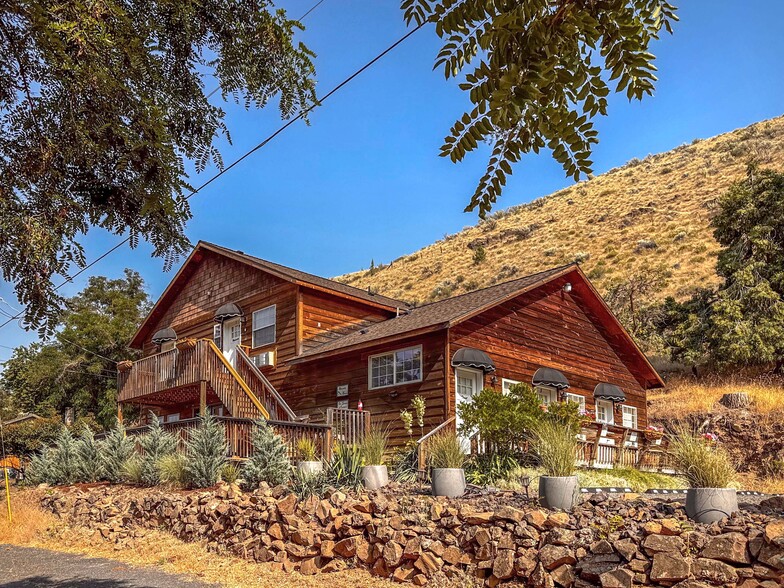 Primary Photo Of 210 Hartman Ave, Maupin Hotel For Sale