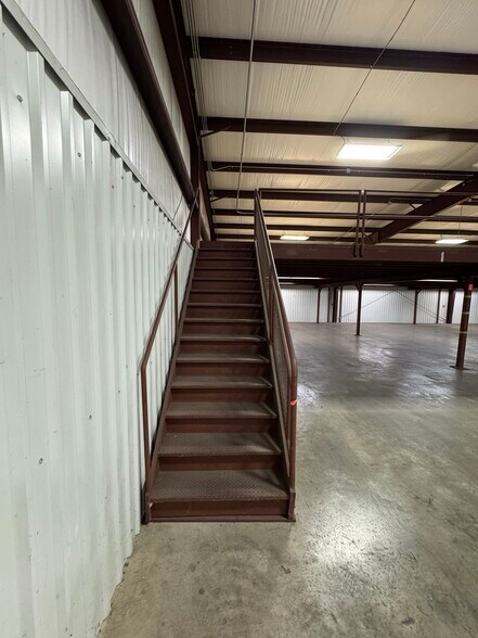 More Photos Of 130 E 9th St, Ada Warehouse For Lease