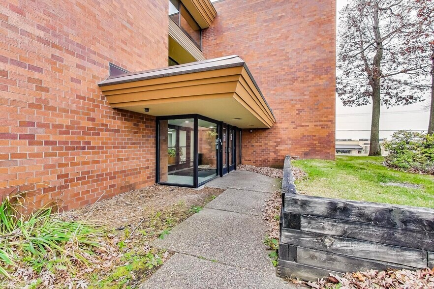 More Photos Of 3550 Lexington Ave N, Shoreview Medical For Sale