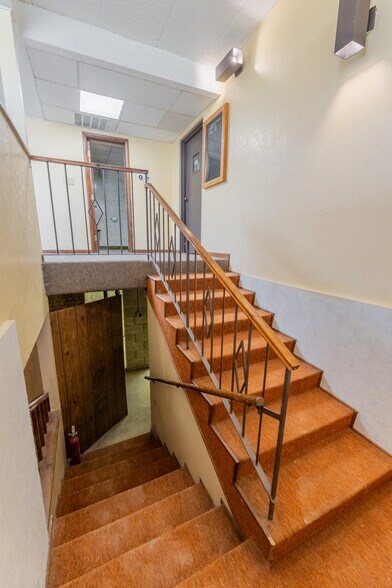 More Photos Of 5601 Victoria Dr, Oak Forest Office For Sale