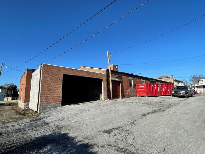 More Photos Of 130 W 3rd St, Waynesboro Light Distribution For Lease