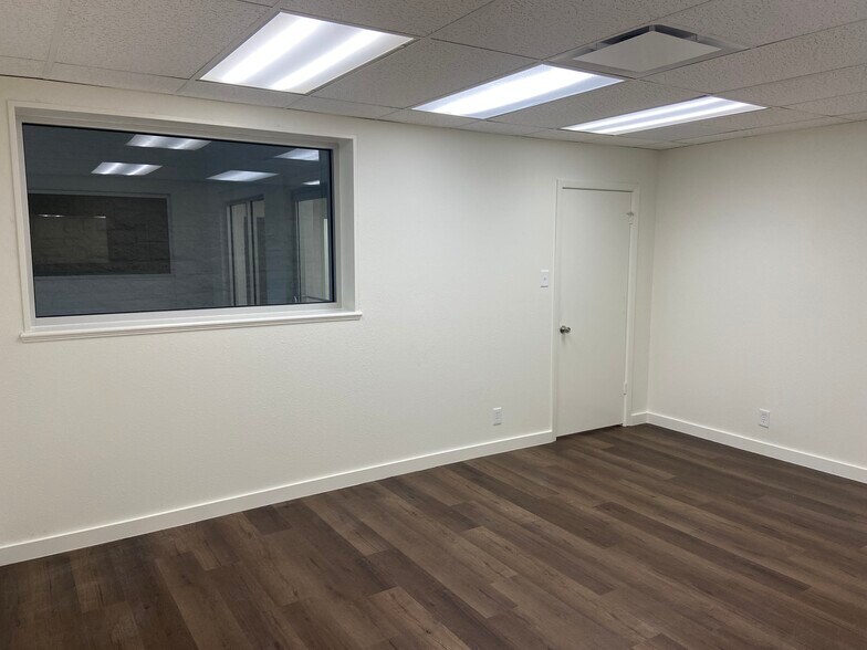 More Photos Of 323 Breesport St, San Antonio Light Distribution For Lease