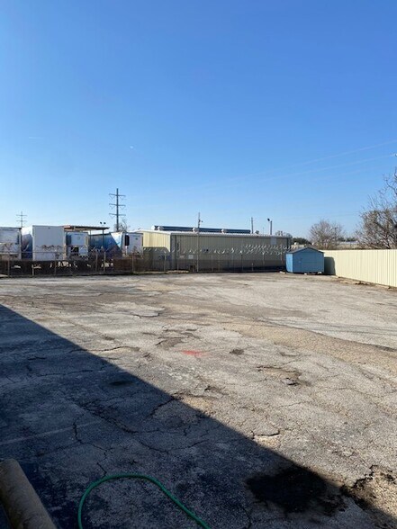 More Photos Of 11061 Shady Trl, Dallas Showroom For Lease