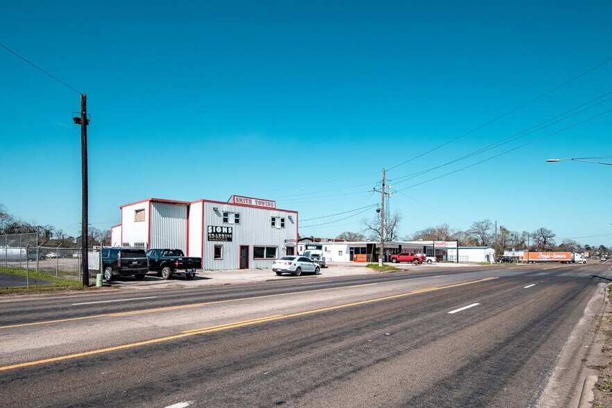 More Photos Of 213 N Washington Ave, Cleveland General Retail For Sale