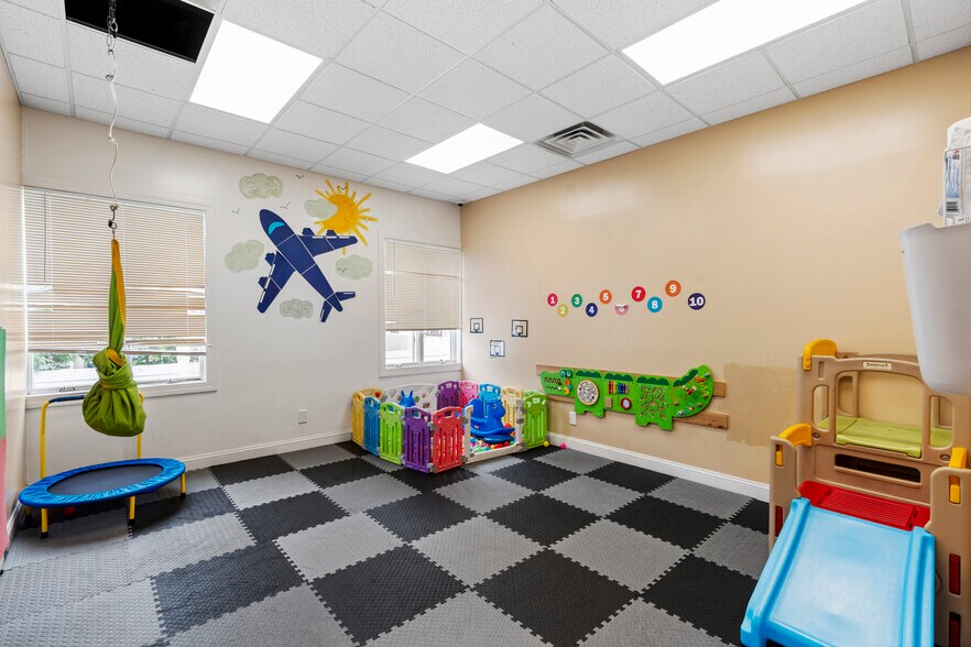 More Photos Of 2707 Hylan Blvd, Staten Island Office For Lease