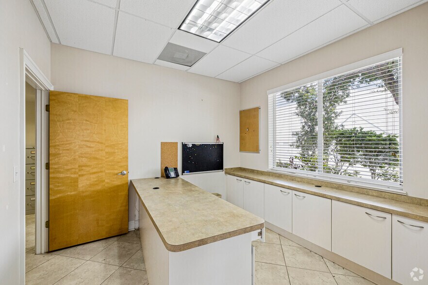 More Photos Of 740 NW Enterprise Dr, Port Saint Lucie Manufacturing For Lease
