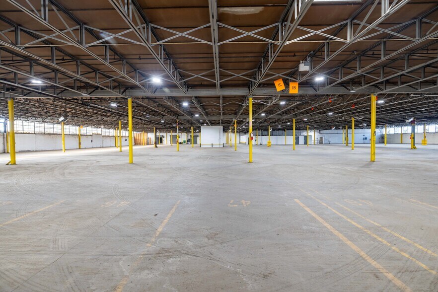 More Photos Of 2121-2225 W Fort St, Detroit Warehouse For Lease