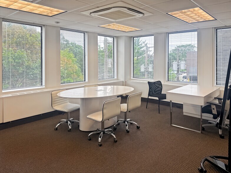 More Photos Of 1010 Lake St, Oak Park Coworking Space