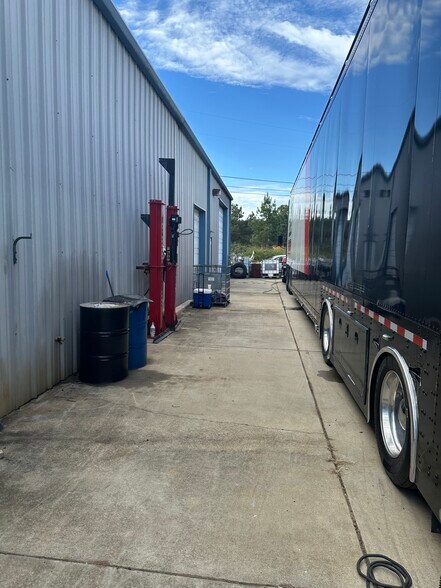 More Photos Of 1046 Gateway Dr, Mooresville Auto Repair For Lease