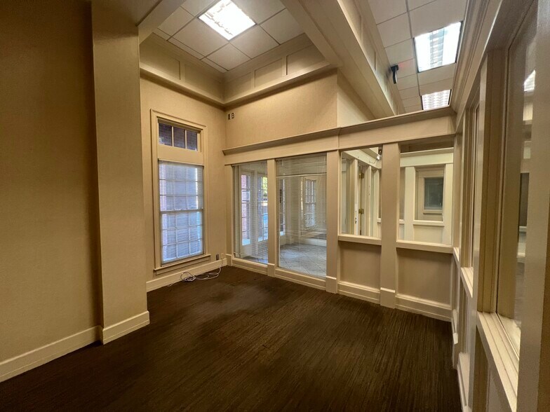 More Photos Of 6480 Milgen Rd, Midland Bank For Lease