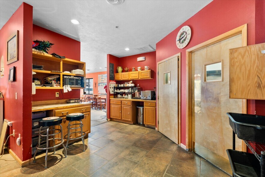 More Photos Of 212 Main St, Oneida General Retail For Sale